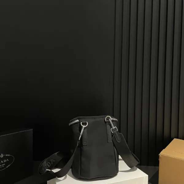 【2026】【PRADA 公式 旗艦店】プラダ 斜めがけバッグ 当日出荷 好評に付き再入荷!20*16CM 240719 【2026】【PRADA 公式 旗艦店】プラダ 斜めがけバッグ 当日出荷 好評に付き再入荷!20*16CM 240719