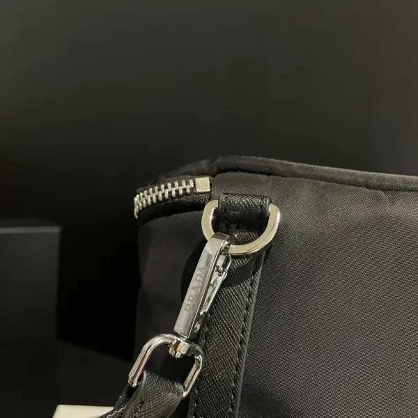 【2026】【PRADA 公式 旗艦店】プラダ 斜めがけバッグ 当日出荷 好評に付き再入荷!20*16CM 240719 【2026】【PRADA 公式 旗艦店】プラダ 斜めがけバッグ 当日出荷 好評に付き再入荷!20*16CM 240719