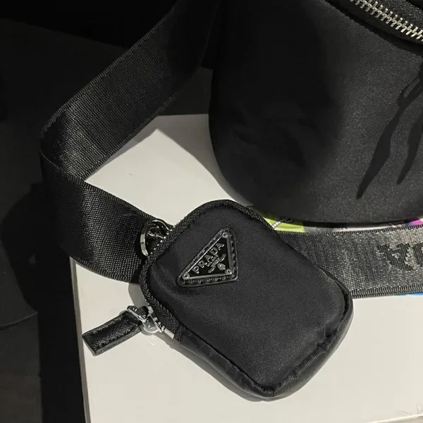 【2026】【PRADA 公式 旗艦店】プラダ 斜めがけバッグ 当日出荷 好評に付き再入荷!20*16CM 240719 【2026】【PRADA 公式 旗艦店】プラダ 斜めがけバッグ 当日出荷 好評に付き再入荷!20*16CM 240719