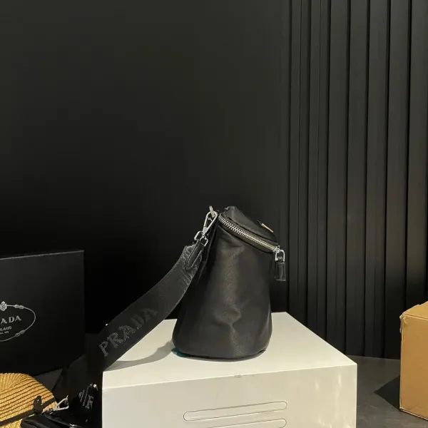 【2026】【PRADA 公式 旗艦店】プラダ 斜めがけバッグ 当日出荷 好評に付き再入荷!20*16CM 240719 【2026】【PRADA 公式 旗艦店】プラダ 斜めがけバッグ 当日出荷 好評に付き再入荷!20*16CM 240719