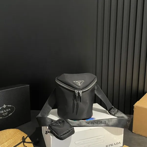 【2026】【PRADA 公式 旗艦店】プラダ 斜めがけバッグ 当日出荷 好評に付き再入荷!20*16CM 240719 【2026】【PRADA 公式 旗艦店】プラダ 斜めがけバッグ 当日出荷 好評に付き再入荷!20*16CM 240719
