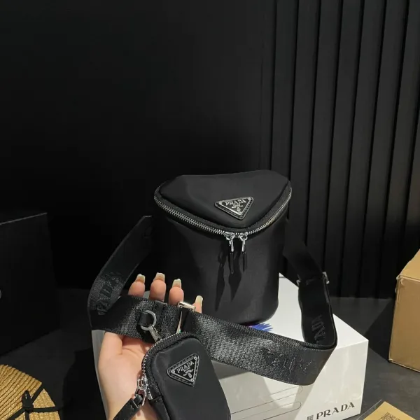 【2026】【PRADA 公式 旗艦店】プラダ 斜めがけバッグ 当日出荷 好評に付き再入荷!20*16CM 240719 【2026】【PRADA 公式 旗艦店】プラダ 斜めがけバッグ 当日出荷 好評に付き再入荷!20*16CM 240719