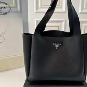 【2026】【PRADA  公式 旗艦店】プラダ  ハンドバッグ 当日出荷 好評に付き再入荷！31*26CM  240719