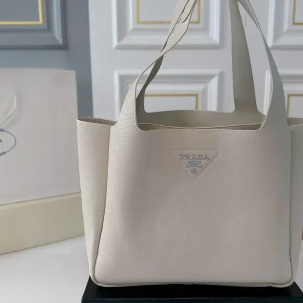 【2026】【PRADA 公式 旗艦店】プラダ ハンドバッグ 当日出荷 好評に付き再入荷!31*26CM 240719 【2026】【PRADA 公式 旗艦店】プラダ ハンドバッグ 当日出荷 好評に付き再入荷!31*26CM 240719