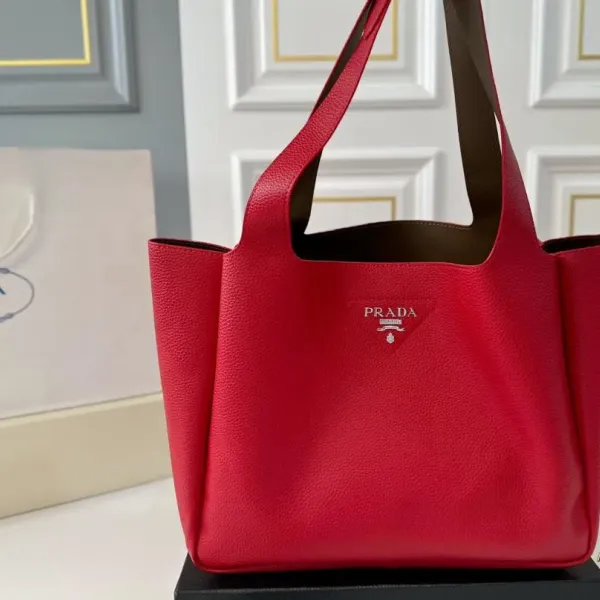 【2026】【PRADA 公式 旗艦店】プラダ ハンドバッグ 当日出荷 好評に付き再入荷!31*26CM 240719 【2026】【PRADA 公式 旗艦店】プラダ ハンドバッグ 当日出荷 好評に付き再入荷!31*26CM 240719