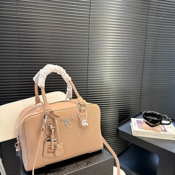 【2026】【PRADA 公式 旗艦店】プラダ ハンドバッグ当日出荷 好評に付き再入荷!31*21CM 240719 【2026】【PRADA 公式 旗艦店】プラダ ハンドバッグ当日出荷 好評に付き再入荷!31*21CM 240719
