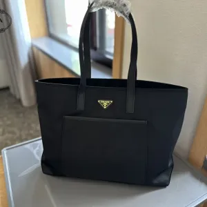 【2026】【PRADA  公式 旗艦店】プラダ   ハンドバッグ当日出荷 好評に付き再入荷！37*32CM  240719