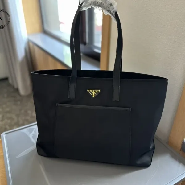 【2026】【PRADA 公式 旗艦店】プラダ ハンドバッグ当日出荷 好評に付き再入荷!37*32CM 240719 【2026】【PRADA 公式 旗艦店】プラダ ハンドバッグ当日出荷 好評に付き再入荷!37*32CM 240719