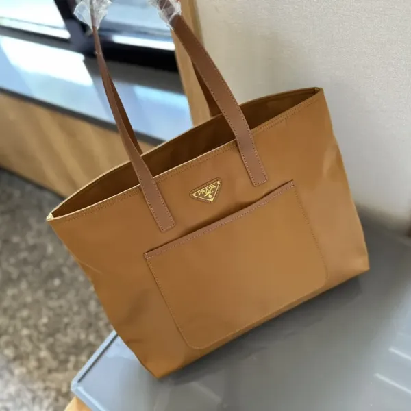 【2026】【PRADA 公式 旗艦店】プラダ ハンドバッグ当日出荷 好評に付き再入荷!37*32CM 240719 【2026】【PRADA 公式 旗艦店】プラダ ハンドバッグ当日出荷 好評に付き再入荷!37*32CM 240719