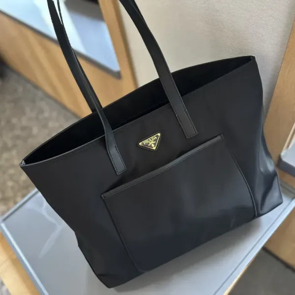 【2026】【PRADA 公式 旗艦店】プラダ ハンドバッグ当日出荷 好評に付き再入荷!37*32CM 240719 【2026】【PRADA 公式 旗艦店】プラダ ハンドバッグ当日出荷 好評に付き再入荷!37*32CM 240719