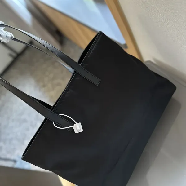 【2026】【PRADA 公式 旗艦店】プラダ ハンドバッグ当日出荷 好評に付き再入荷!37*32CM 240719 【2026】【PRADA 公式 旗艦店】プラダ ハンドバッグ当日出荷 好評に付き再入荷!37*32CM 240719