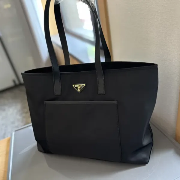 【2026】【PRADA 公式 旗艦店】プラダ ハンドバッグ当日出荷 好評に付き再入荷!37*32CM 240719 【2026】【PRADA 公式 旗艦店】プラダ ハンドバッグ当日出荷 好評に付き再入荷!37*32CM 240719