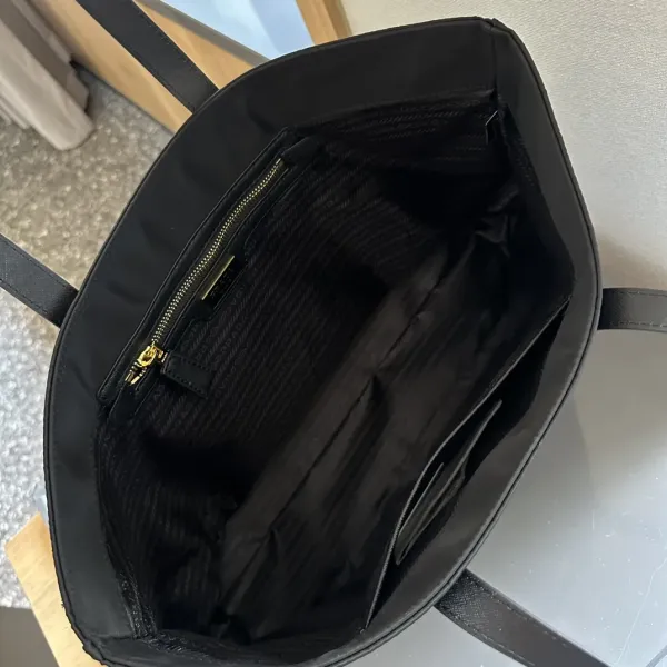 【2026】【PRADA 公式 旗艦店】プラダ ハンドバッグ当日出荷 好評に付き再入荷!37*32CM 240719 【2026】【PRADA 公式 旗艦店】プラダ ハンドバッグ当日出荷 好評に付き再入荷!37*32CM 240719