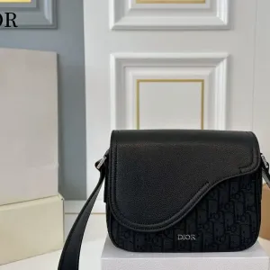 【2026】【DIOR公式旗艦店】ディオール 斜めがけバッグ 当日出荷 好評に付き再入荷!23*18CM 240720 【2026】【DIOR公式旗艦店】ディオール 斜めがけバッグ 当日出荷 好評に付き再入荷!23*18CM 240720
