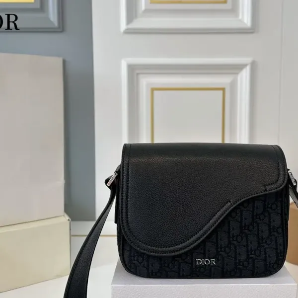 【2026】【DIOR公式旗艦店】ディオール 斜めがけバッグ 当日出荷 好評に付き再入荷!23*18CM 240720 【2026】【DIOR公式旗艦店】ディオール 斜めがけバッグ 当日出荷 好評に付き再入荷!23*18CM 240720