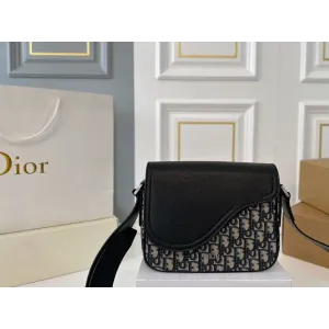【2026】【DIOR公式旗艦店】ディオール 斜めがけバッグ 当日出荷 好評に付き再入荷!23*18CM 240720 【2026】【DIOR公式旗艦店】ディオール 斜めがけバッグ 当日出荷 好評に付き再入荷!23*18CM 240720