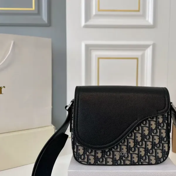 【2026】【DIOR公式旗艦店】ディオール 斜めがけバッグ 当日出荷 好評に付き再入荷!23*18CM 240720 【2026】【DIOR公式旗艦店】ディオール 斜めがけバッグ 当日出荷 好評に付き再入荷!23*18CM 240720