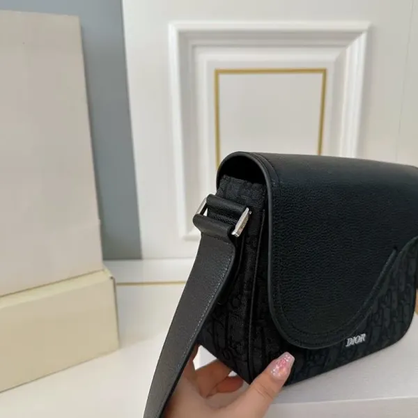 【2026】【DIOR公式旗艦店】ディオール 斜めがけバッグ 当日出荷 好評に付き再入荷!23*18CM 240720 【2026】【DIOR公式旗艦店】ディオール 斜めがけバッグ 当日出荷 好評に付き再入荷!23*18CM 240720