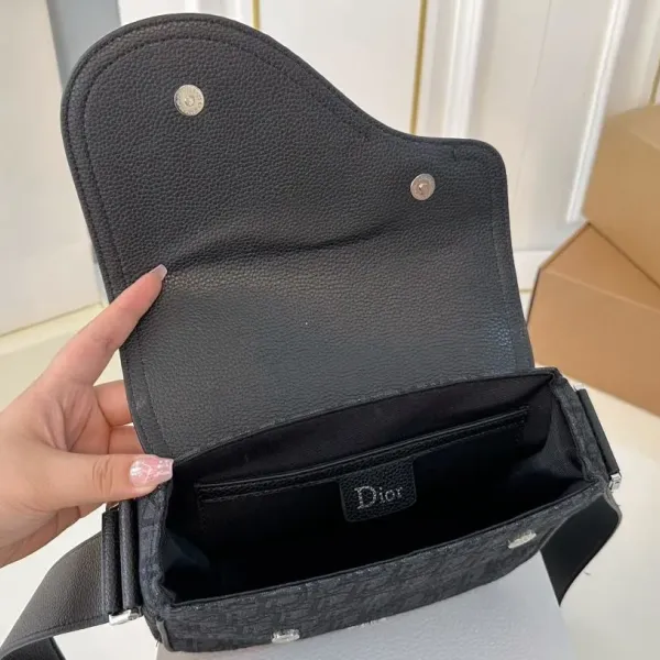 【2026】【DIOR公式旗艦店】ディオール 斜めがけバッグ 当日出荷 好評に付き再入荷!23*18CM 240720 【2026】【DIOR公式旗艦店】ディオール 斜めがけバッグ 当日出荷 好評に付き再入荷!23*18CM 240720