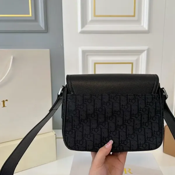 【2026】【DIOR公式旗艦店】ディオール 斜めがけバッグ 当日出荷 好評に付き再入荷!23*18CM 240720 【2026】【DIOR公式旗艦店】ディオール 斜めがけバッグ 当日出荷 好評に付き再入荷!23*18CM 240720