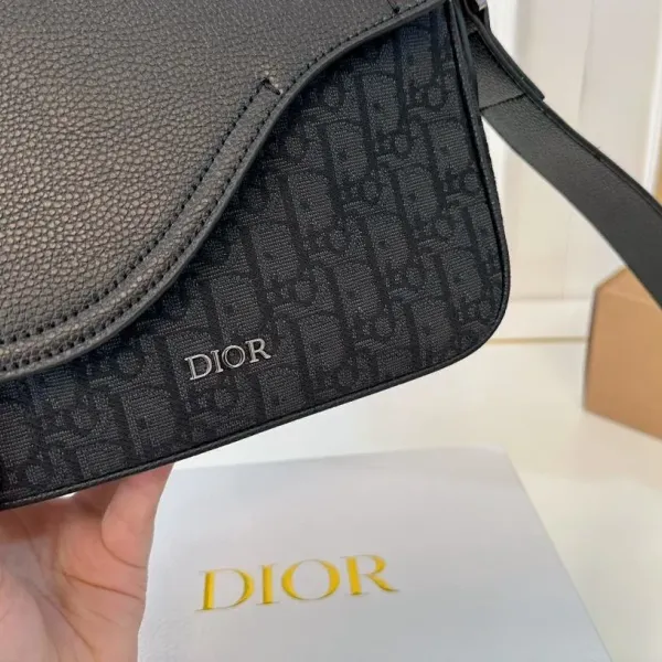 【2026】【DIOR公式旗艦店】ディオール 斜めがけバッグ 当日出荷 好評に付き再入荷!23*18CM 240720 【2026】【DIOR公式旗艦店】ディオール 斜めがけバッグ 当日出荷 好評に付き再入荷!23*18CM 240720