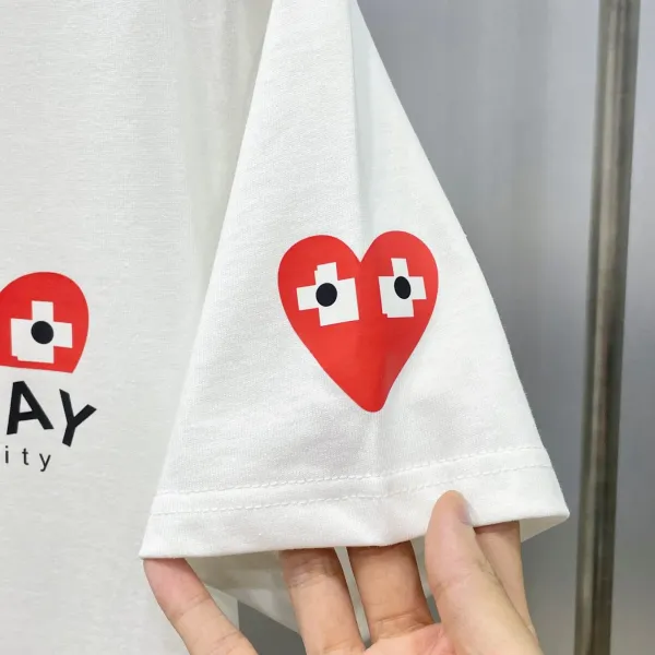【2026】【COMME DES GARCONS PLAY 公式旗艦店】 コム デ ギャルソン プレイ Tシャツご好評に付き再入荷 24628 【2026】【COMME DES GARCONS PLAY 公式旗艦店】 コム デ ギャルソン プレイ Tシャツご好評に付き再入荷 24628