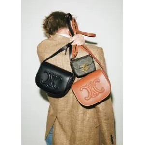 【2026】【完売間近】CELINE セリーヌ フォルコキュイル ショルダーバッグ 大人気 18.5*15*7cm 【2026】【完売間近】CELINE セリーヌ フォルコキュイル ショルダーバッグ 大人気 18.5*15*7cm