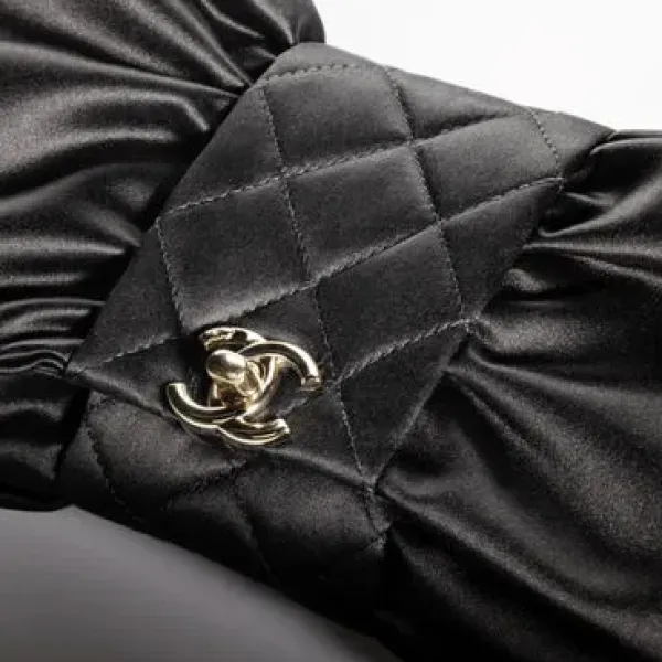 【2026】☆リボン☆ CHANEL サテンクラッチバッグ 【2026】☆リボン☆ CHANEL サテンクラッチバッグ