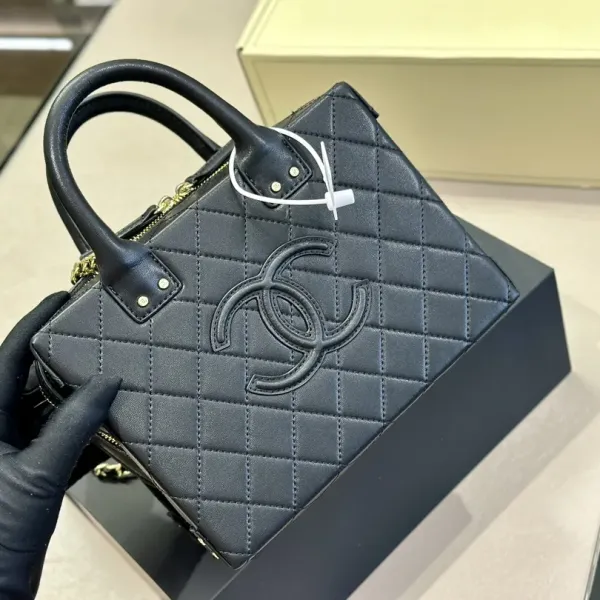 【2026】【完売必至】CHANEL バニティケース バッグ 4カラー 20.5*15*10.5cm 【2026】【完売必至】CHANEL バニティケース バッグ 4カラー 20.5*15*10.5cm