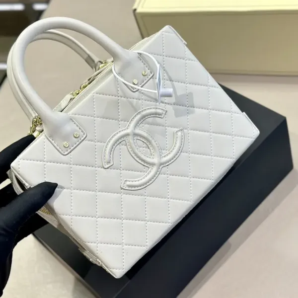 【2026】【完売必至】CHANEL バニティケース バッグ 4カラー 20.5*15*10.5cm 【2026】【完売必至】CHANEL バニティケース バッグ 4カラー 20.5*15*10.5cm