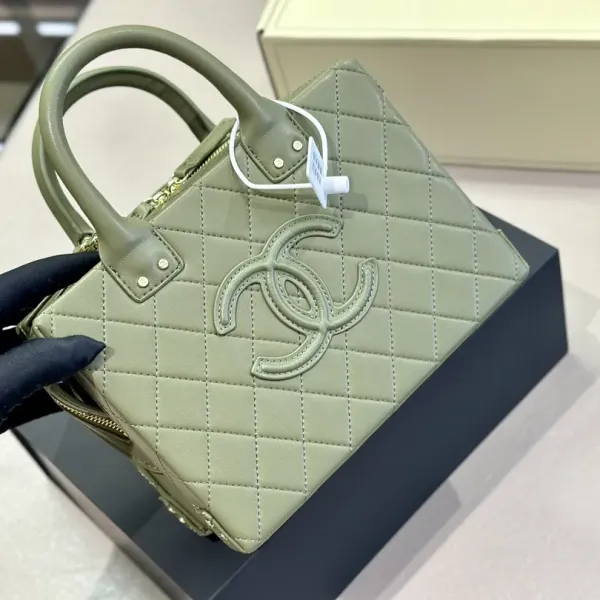 【2026】【完売必至】CHANEL バニティケース バッグ 4カラー 20.5*15*10.5cm 【2026】【完売必至】CHANEL バニティケース バッグ 4カラー 20.5*15*10.5cm
