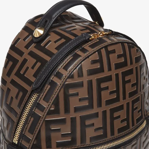 【2026】【FENDI   公式旗艦店】フェンディリュックサックバックパック スモール ブラウンレザー FF バックパック 25*21*10cm
