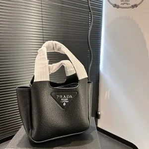 【2026】【PRADA 公式旗艦店】プラダ  ハンドバッグ 当日出荷 好評に付き再入荷！17*15CM