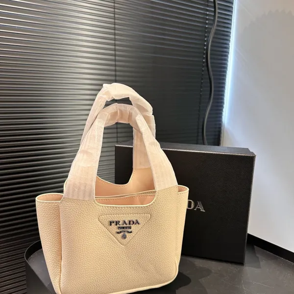 【2026】【PRADA 公式旗艦店】プラダ ハンドバッグ 当日出荷 好評に付き再入荷!17*15CM 【2026】【PRADA 公式旗艦店】プラダ ハンドバッグ 当日出荷 好評に付き再入荷!17*15CM