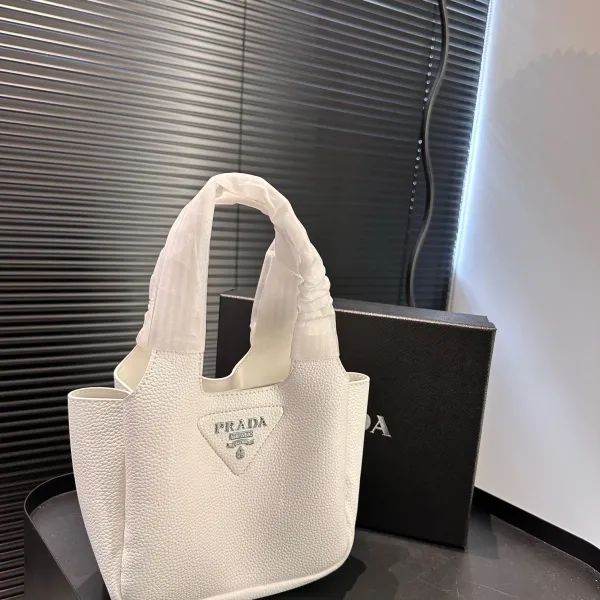 【2026】【PRADA 公式旗艦店】プラダ ハンドバッグ 当日出荷 好評に付き再入荷!17*15CM 【2026】【PRADA 公式旗艦店】プラダ ハンドバッグ 当日出荷 好評に付き再入荷!17*15CM
