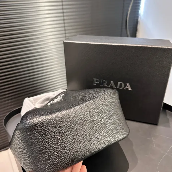 【2026】【PRADA 公式旗艦店】プラダ ハンドバッグ 当日出荷 好評に付き再入荷!17*15CM 【2026】【PRADA 公式旗艦店】プラダ ハンドバッグ 当日出荷 好評に付き再入荷!17*15CM
