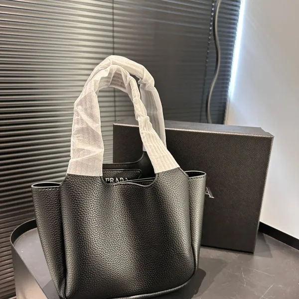 【2026】【PRADA 公式旗艦店】プラダ ハンドバッグ 当日出荷 好評に付き再入荷!17*15CM 【2026】【PRADA 公式旗艦店】プラダ ハンドバッグ 当日出荷 好評に付き再入荷!17*15CM
