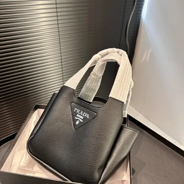 【2026】【PRADA 公式旗艦店】プラダ ハンドバッグ 当日出荷 好評に付き再入荷!17*15CM 【2026】【PRADA 公式旗艦店】プラダ ハンドバッグ 当日出荷 好評に付き再入荷!17*15CM