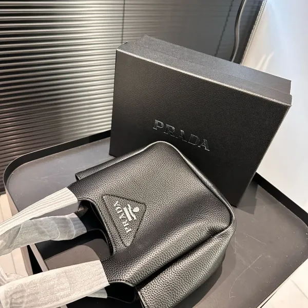 【2026】【PRADA 公式旗艦店】プラダ ハンドバッグ 当日出荷 好評に付き再入荷!17*15CM 【2026】【PRADA 公式旗艦店】プラダ ハンドバッグ 当日出荷 好評に付き再入荷!17*15CM