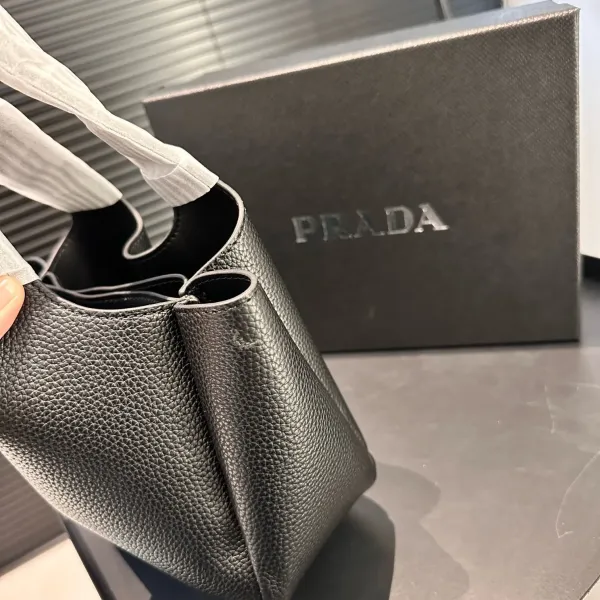【2026】【PRADA 公式旗艦店】プラダ ハンドバッグ 当日出荷 好評に付き再入荷!17*15CM 【2026】【PRADA 公式旗艦店】プラダ ハンドバッグ 当日出荷 好評に付き再入荷!17*15CM