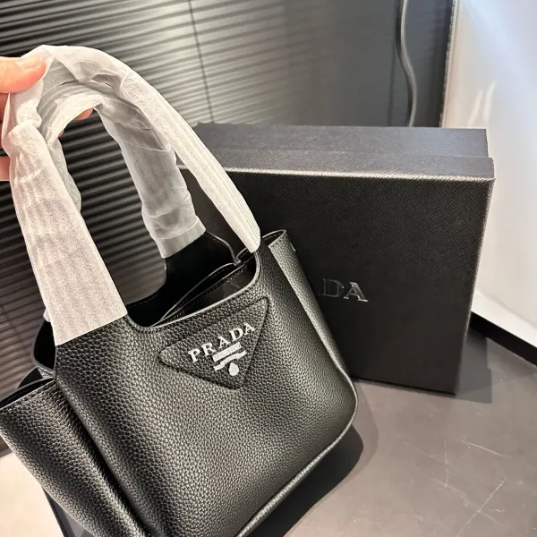 【2026】【PRADA 公式旗艦店】プラダ ハンドバッグ 当日出荷 好評に付き再入荷!17*15CM 【2026】【PRADA 公式旗艦店】プラダ ハンドバッグ 当日出荷 好評に付き再入荷!17*15CM