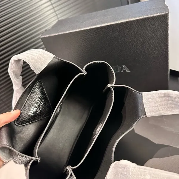 【2026】【PRADA 公式旗艦店】プラダ ハンドバッグ 当日出荷 好評に付き再入荷!17*15CM 【2026】【PRADA 公式旗艦店】プラダ ハンドバッグ 当日出荷 好評に付き再入荷!17*15CM