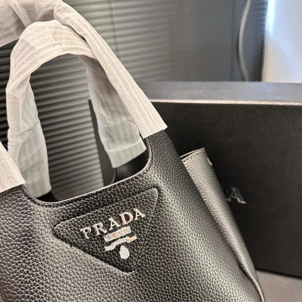 【2026】【PRADA 公式旗艦店】プラダ ハンドバッグ 当日出荷 好評に付き再入荷!17*15CM 【2026】【PRADA 公式旗艦店】プラダ ハンドバッグ 当日出荷 好評に付き再入荷!17*15CM