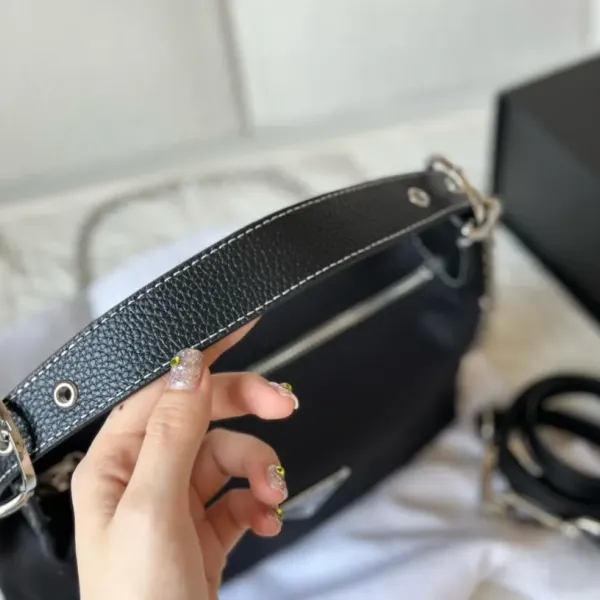 【2026】【PRADA 公式旗艦店】プラダ  ハンドバッグ 当日出荷 好評に付き再入荷！27*14CM
