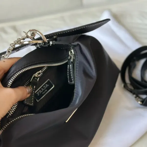 【2026】【PRADA 公式旗艦店】プラダ  ハンドバッグ 当日出荷 好評に付き再入荷！27*14CM