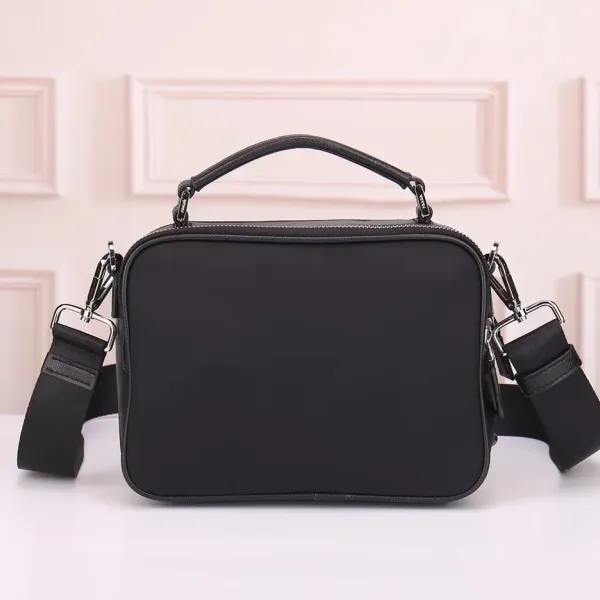【2026】【PRADA 公式旗艦店】プラダ 斜めがけバッグ 当日出荷 好評に付き再入荷!22*16*8CM 【2026】【PRADA 公式旗艦店】プラダ 斜めがけバッグ 当日出荷 好評に付き再入荷!22*16*8CM