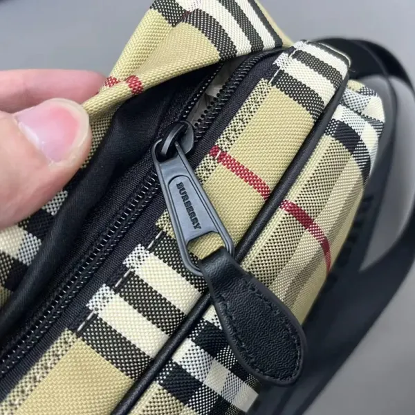 【2026】【BURBERRY 公式旗艦店】バーバリー 斜めがけバッグ 当日出荷 好評に付き再入荷!23*16CM 【2026】【BURBERRY 公式旗艦店】バーバリー 斜めがけバッグ 当日出荷 好評に付き再入荷!23*16CM