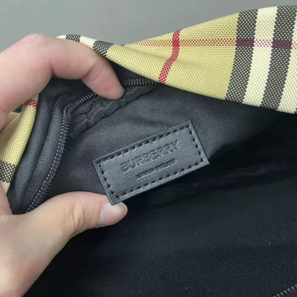 【2026】【BURBERRY 公式旗艦店】バーバリー 斜めがけバッグ 当日出荷 好評に付き再入荷!23*16CM 【2026】【BURBERRY 公式旗艦店】バーバリー 斜めがけバッグ 当日出荷 好評に付き再入荷!23*16CM
