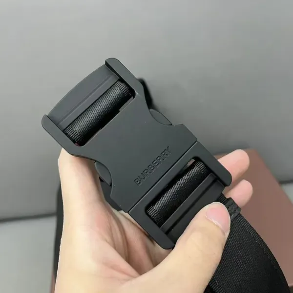 【2026】【BURBERRY 公式旗艦店】バーバリー 胸ポケット 当日出荷 好評に付き再入荷!28*19CM 【2026】【BURBERRY 公式旗艦店】バーバリー 胸ポケット 当日出荷 好評に付き再入荷!28*19CM