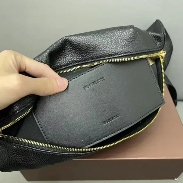 【2026】【BURBERRY 公式旗艦店】バーバリー 胸ポケット 当日出荷 好評に付き再入荷!28*19CM 【2026】【BURBERRY 公式旗艦店】バーバリー 胸ポケット 当日出荷 好評に付き再入荷!28*19CM